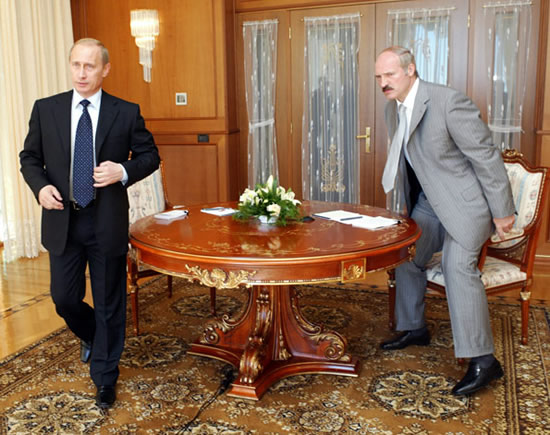 El presidente ruso Vladimir Putin con su homólogo bielorruso, Alexander Lukashenko.